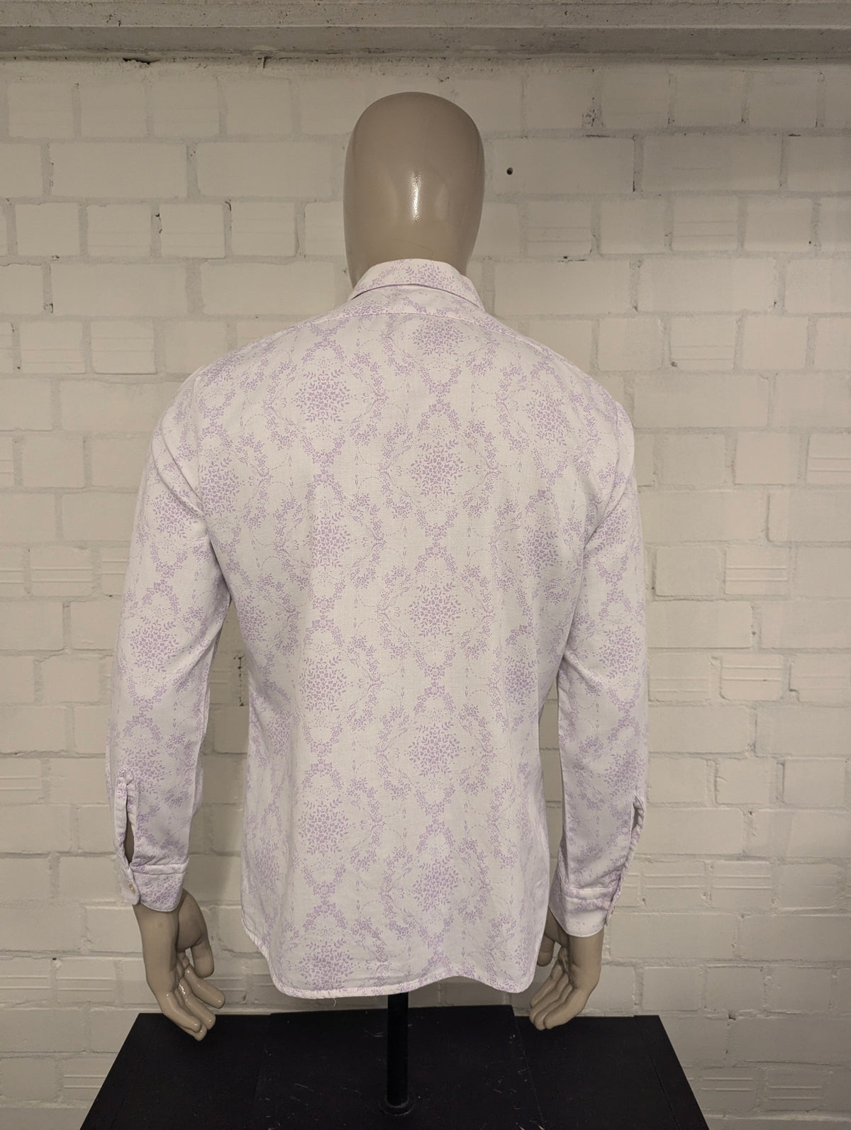Vintage 70's overhemd met puntkraag. Wit Paarse Bloemen print. Maat L. #838.