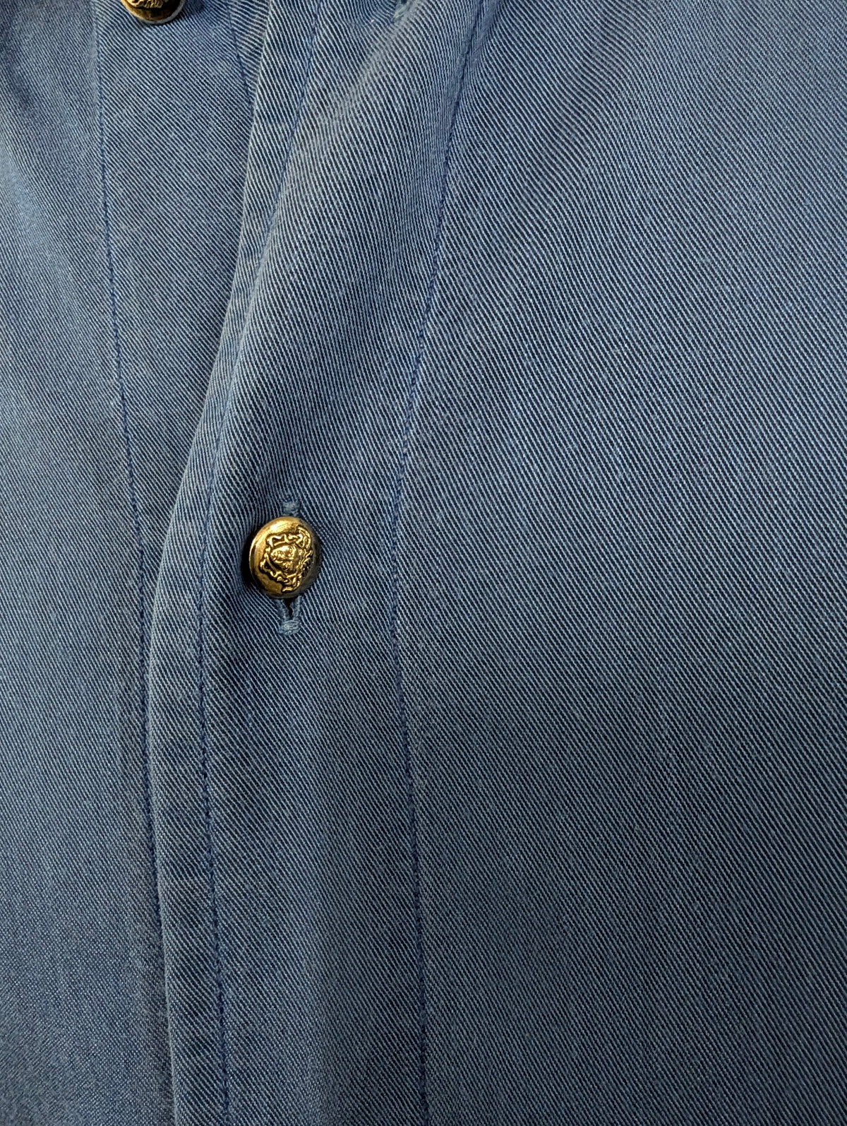 Vintage Versace Jeans Couture overhemd. Blauw gemêleerd met licht glanzend effect en de mooie iconische knopen. Maat L.