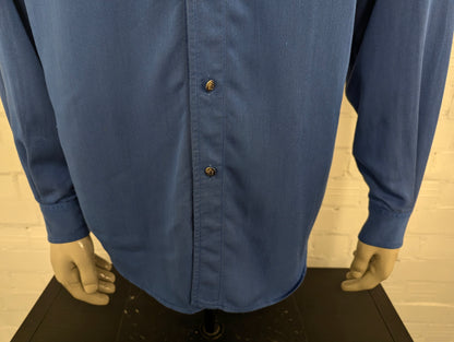 Vintage Versace Jeans Couture overhemd. Blauw gemêleerd met licht glanzend effect en de mooie iconische knopen. Maat L.