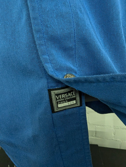 Vintage Versace Jeans Couture overhemd. Blauw gemêleerd met licht glanzend effect en de mooie iconische knopen. Maat L.