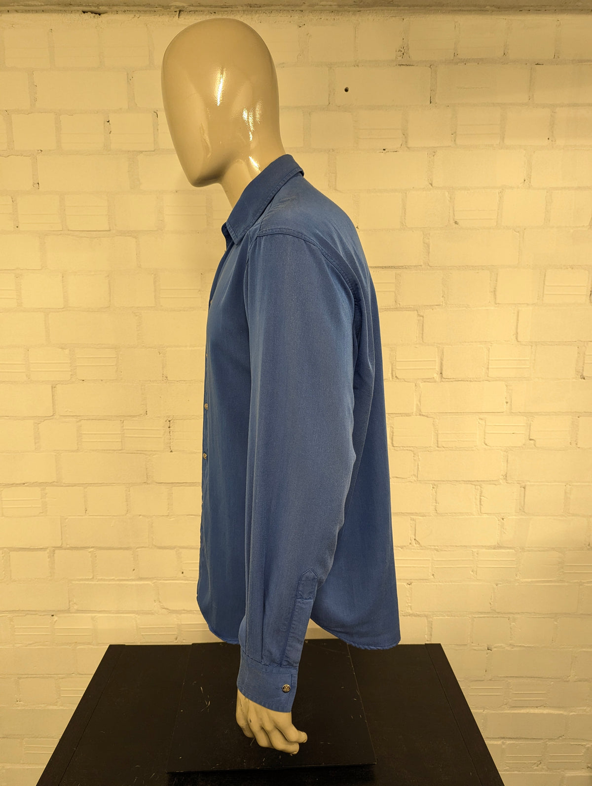 Vintage Versace Jeans Couture overhemd. Blauw gemêleerd met licht glanzend effect en de mooie iconische knopen. Maat L.