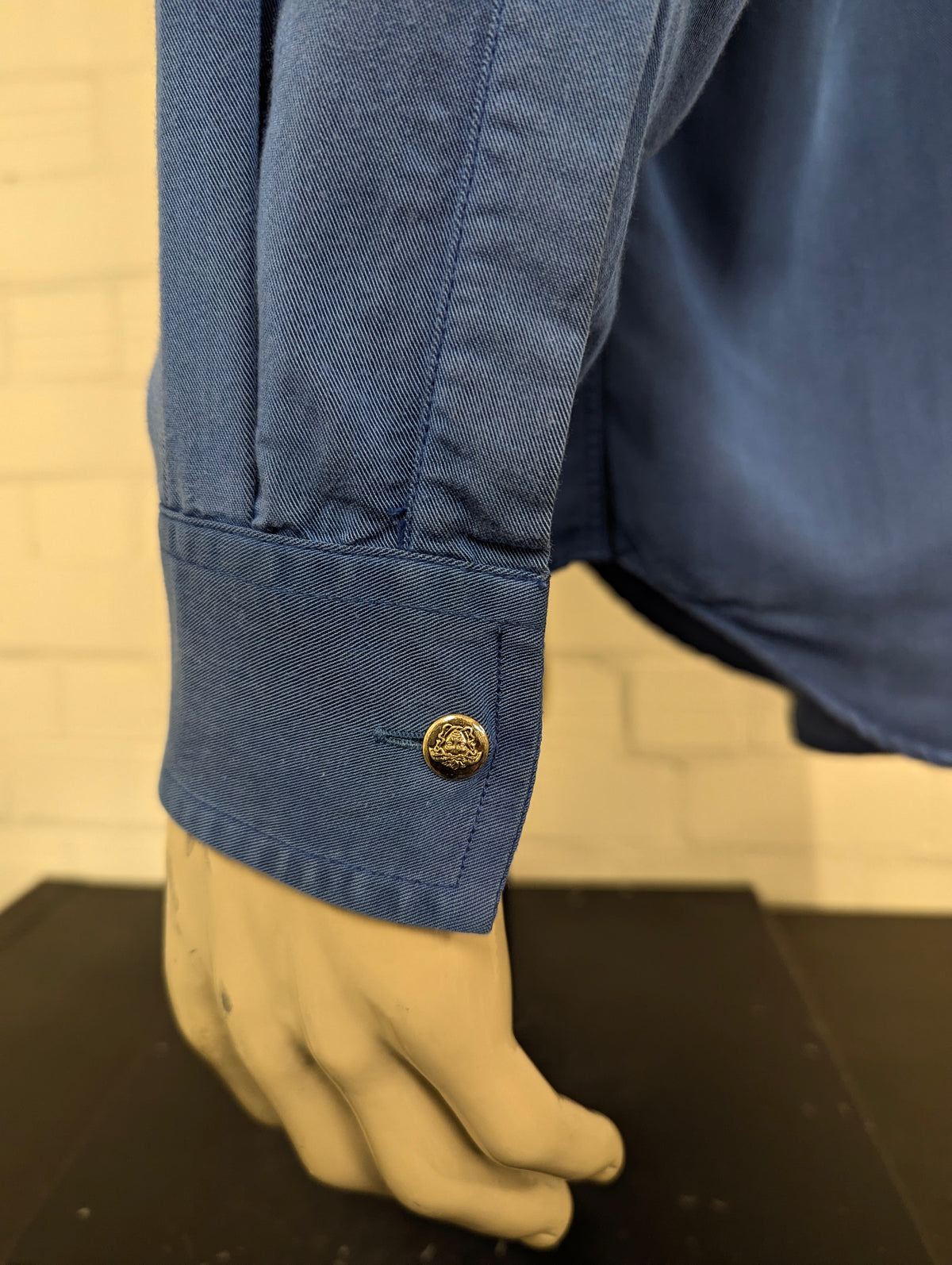 Vintage Versace Jeans Couture overhemd. Blauw gemêleerd met licht glanzend effect en de mooie iconische knopen. Maat L.
