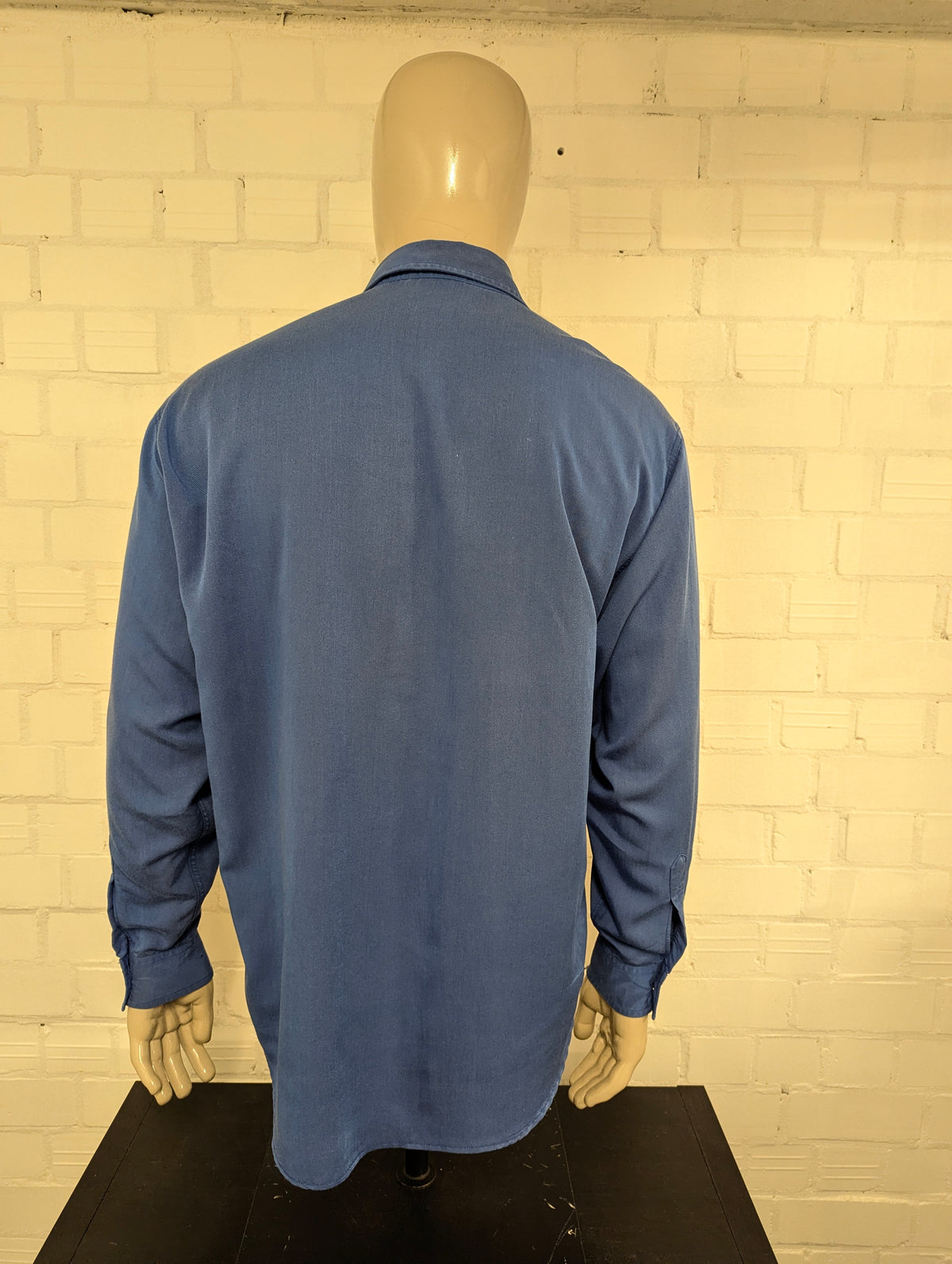 Vintage Versace Jeans Couture overhemd. Blauw gemêleerd met licht glanzend effect en de mooie iconische knopen. Maat L.