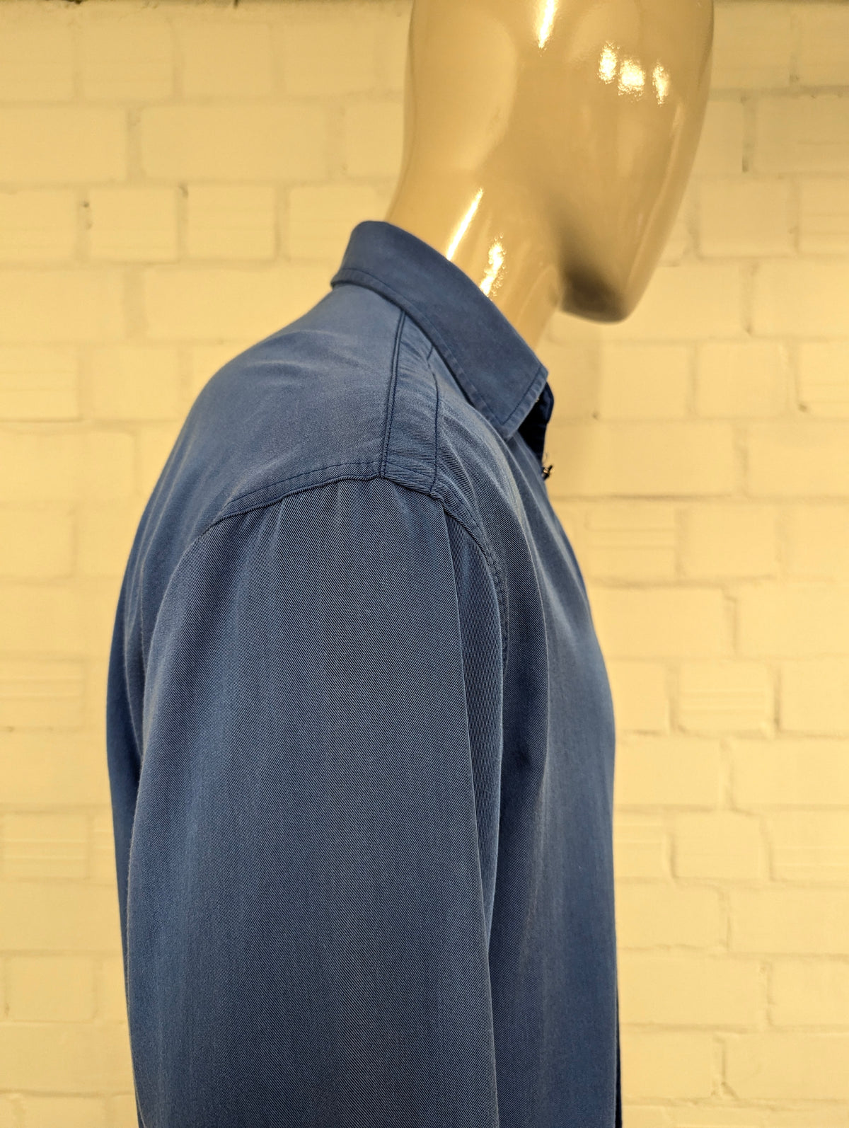 Vintage Versace Jeans Couture overhemd. Blauw gemêleerd met licht glanzend effect en de mooie iconische knopen. Maat L.