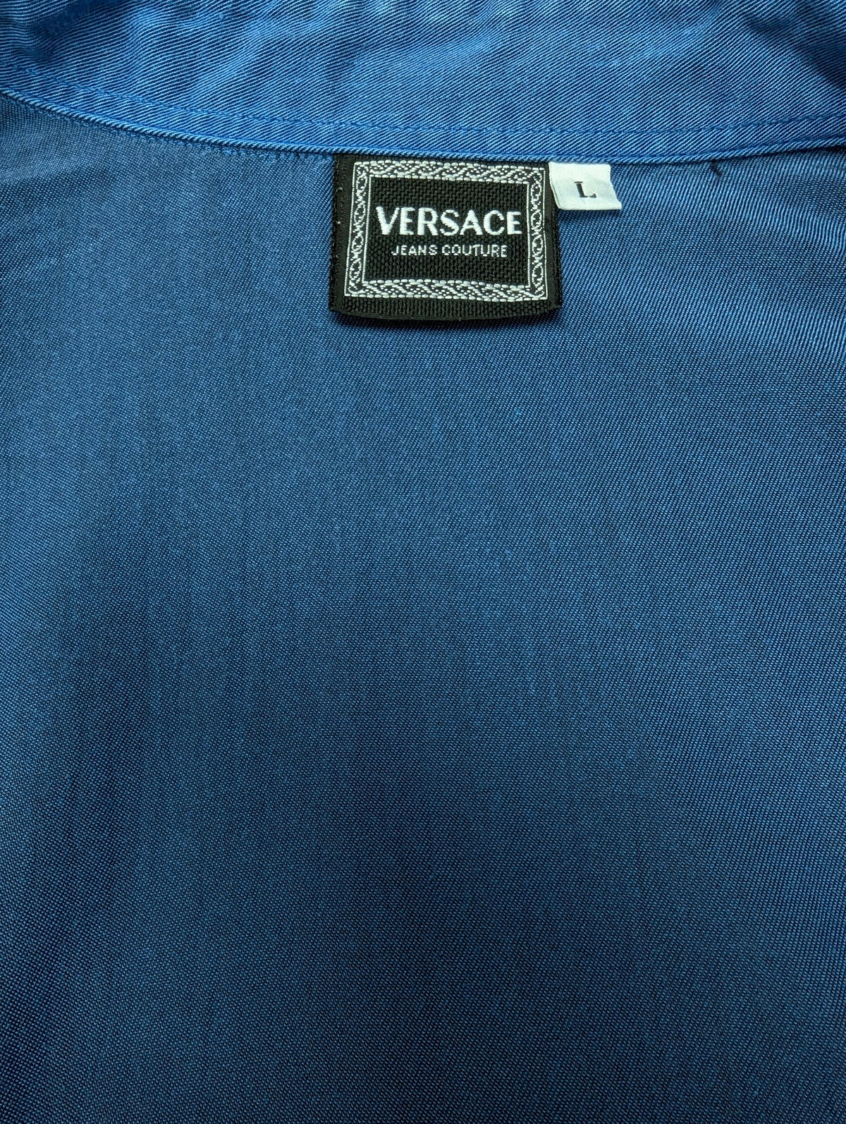 Vintage Versace Jeans Couture overhemd. Blauw gemêleerd met licht glanzend effect en de mooie iconische knopen. Maat L.