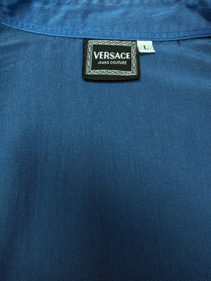 Vintage Versace Jeans Couture overhemd. Blauw gemêleerd met licht glanzend effect en de mooie iconische knopen. Maat L.