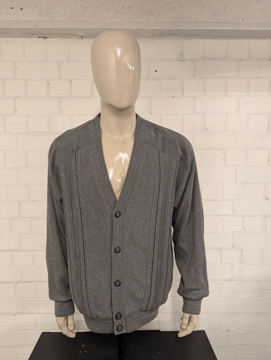 Vintage vest met suede applicaties en mooie knopen. Grijs Bordeaux gekleurd. Licht gevoerd met schoudervullingen. Maat 2XL / XXL. #840.