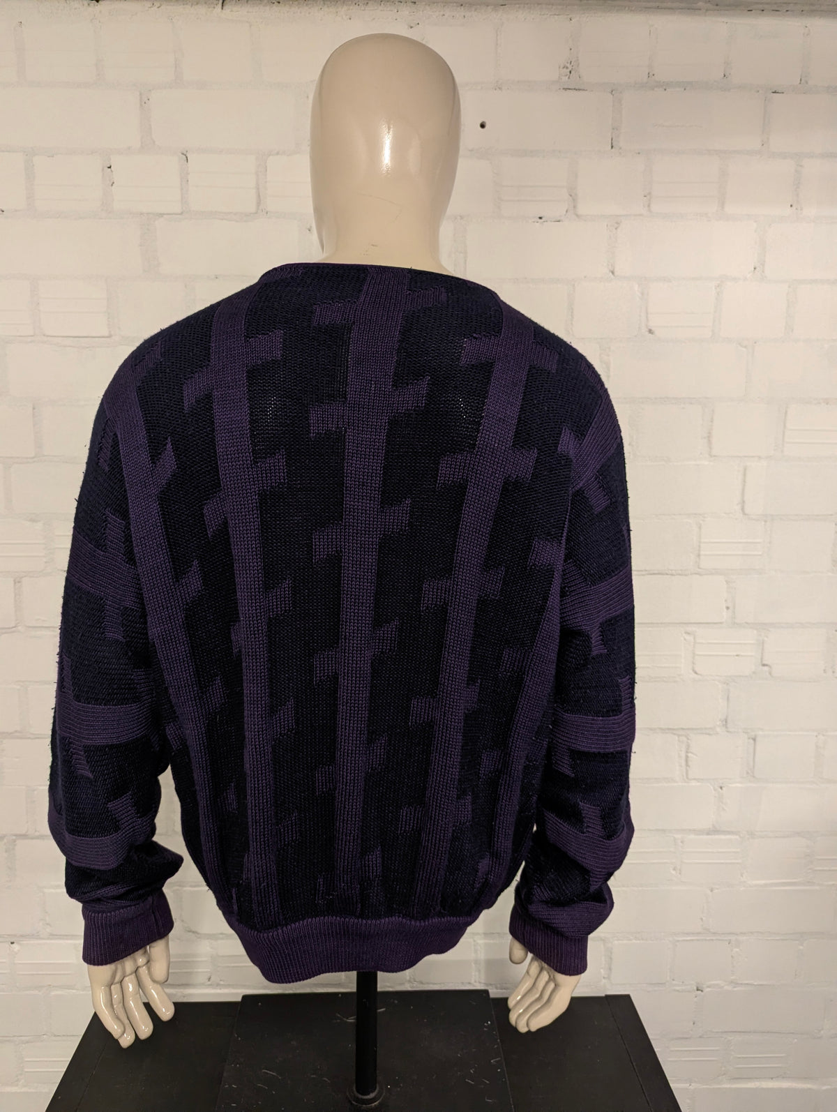 Vintage Society trui. Donker Paars motief. Maat 2XL / XXL.