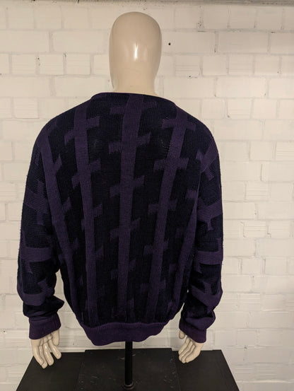 Vintage Society trui. Donker Paars motief. Maat 2XL / XXL.