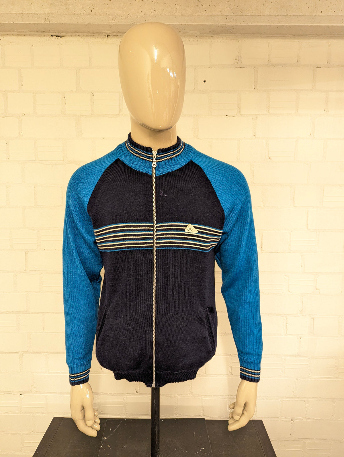 Monte Carlo Wollen vest. Blauw Grijs Wit gekleurd. Maat L.