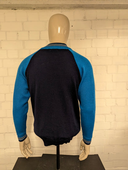 Monte Carlo Wollen vest. Blauw Grijs Wit gekleurd. Maat L.