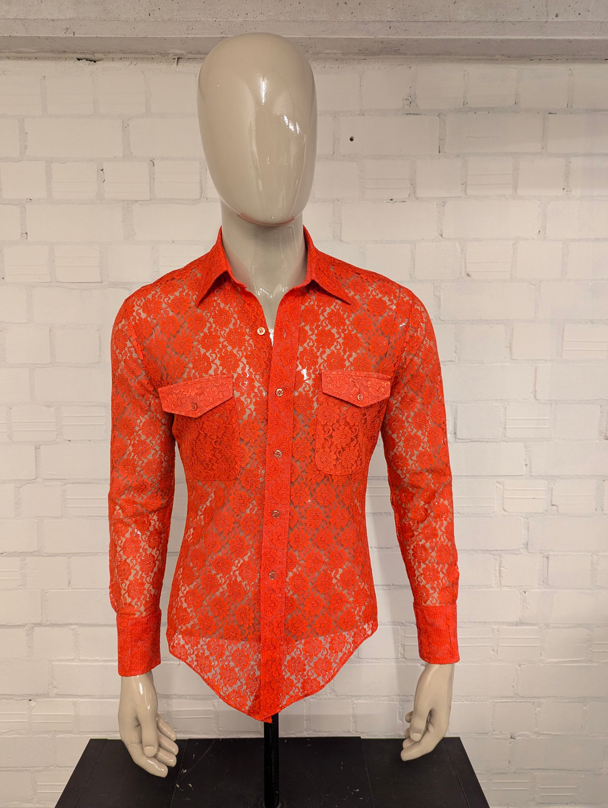 Vintage 70's overhemd met puntkraag. Rood van kant gebloemde motief. Maat M. #845.