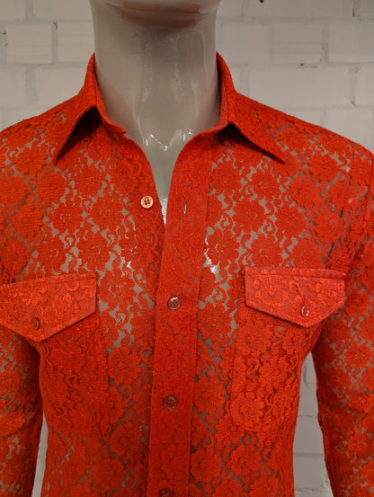 Vintage 70's overhemd met puntkraag. Rood van kant gebloemde motief. Maat M. #845.