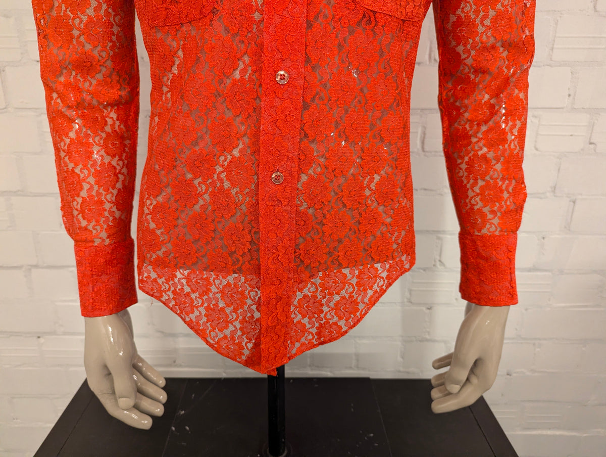 Vintage 70's overhemd met puntkraag. Rood van kant gebloemde motief. Maat M. #845.