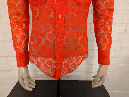 Vintage 70's overhemd met puntkraag. Rood van kant gebloemde motief. Maat M. #845.