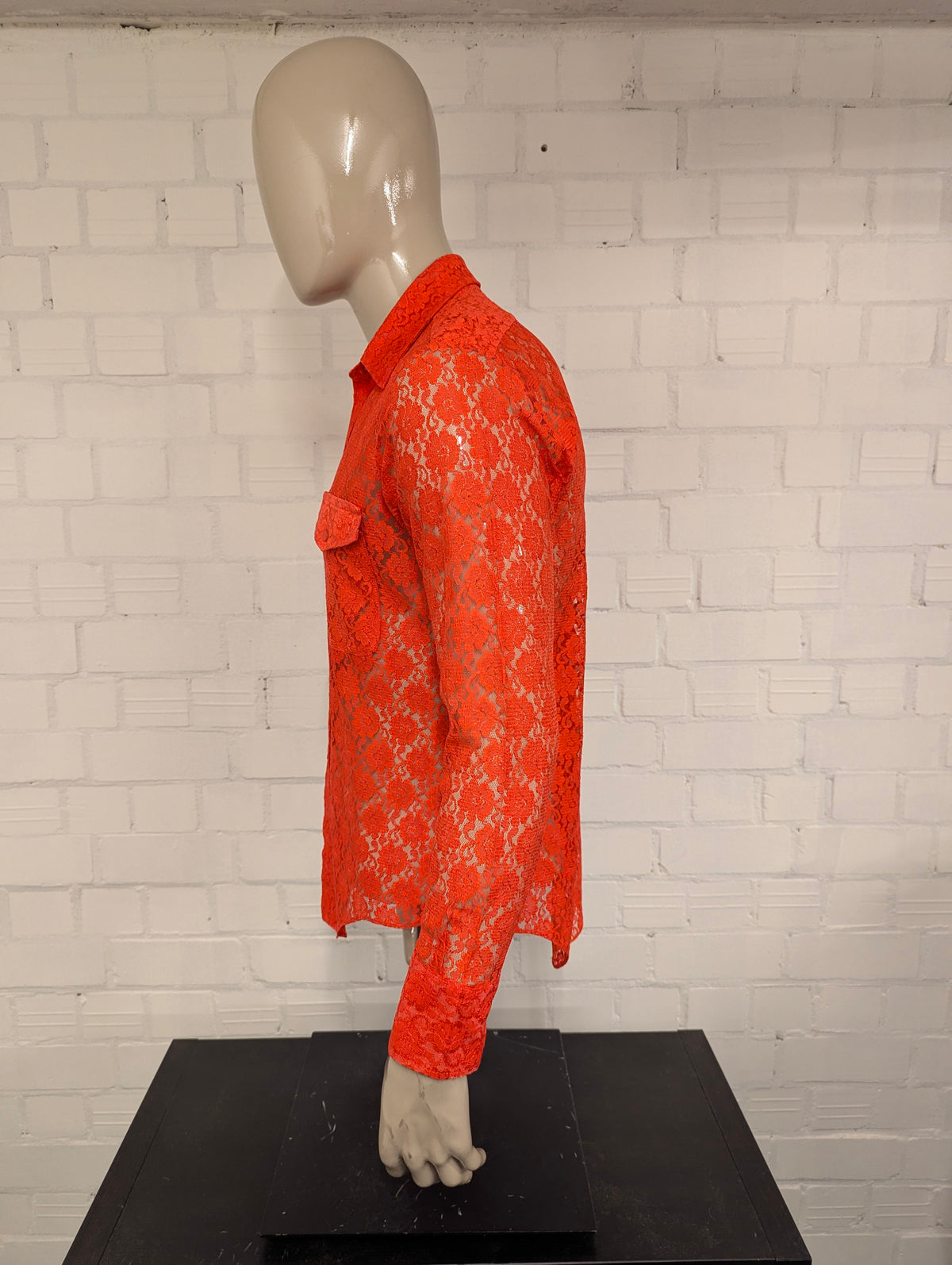 Vintage 70's overhemd met puntkraag. Rood van kant gebloemde motief. Maat M. #845.