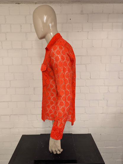 Vintage 70's overhemd met puntkraag. Rood van kant gebloemde motief. Maat M. #845.