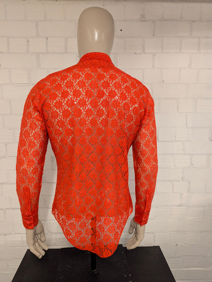 Vintage 70's overhemd met puntkraag. Rood van kant gebloemde motief. Maat M. #845.