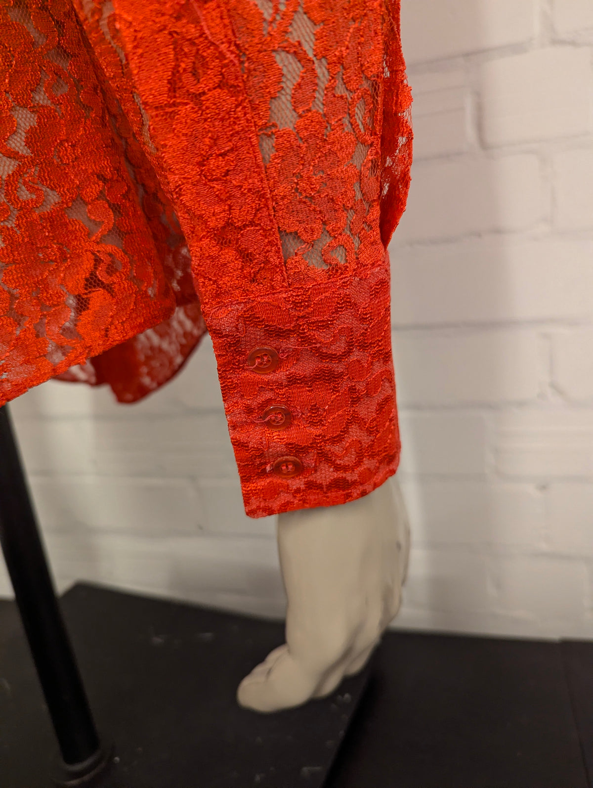 Vintage 70's overhemd met puntkraag. Rood van kant gebloemde motief. Maat M. #845.