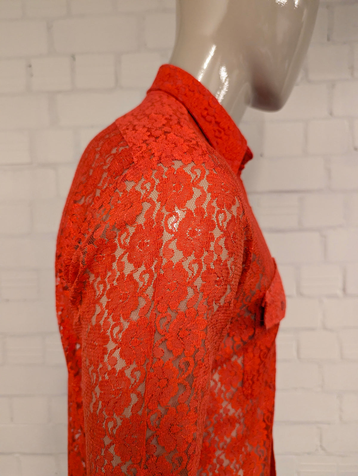 Vintage 70's overhemd met puntkraag. Rood van kant gebloemde motief. Maat M. #845.