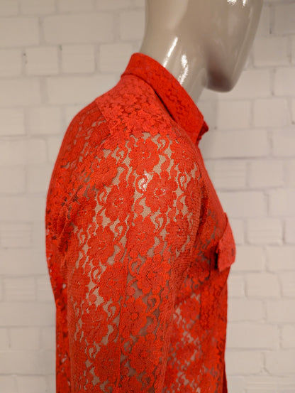 Vintage 70's overhemd met puntkraag. Rood van kant gebloemde motief. Maat M. #845.
