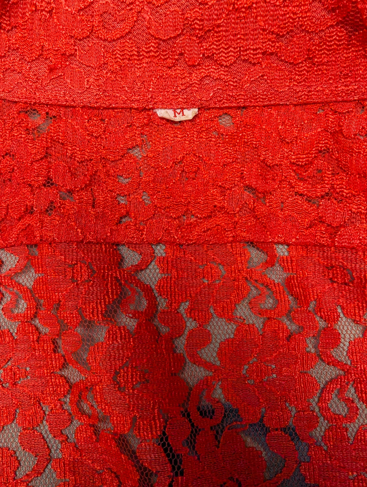 Vintage 70's overhemd met puntkraag. Rood van kant gebloemde motief. Maat M. #845.