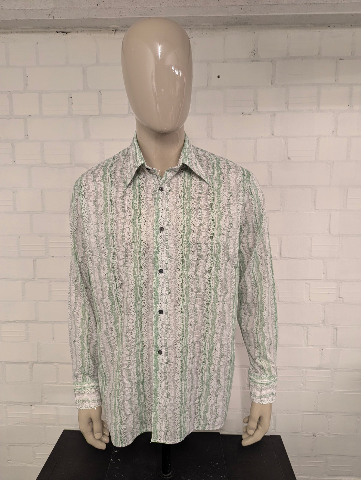 Vintage 70's Welton overhemd met puntkraag en luchtige dunne stof. Groen Wit Zwarte print. Maat L.