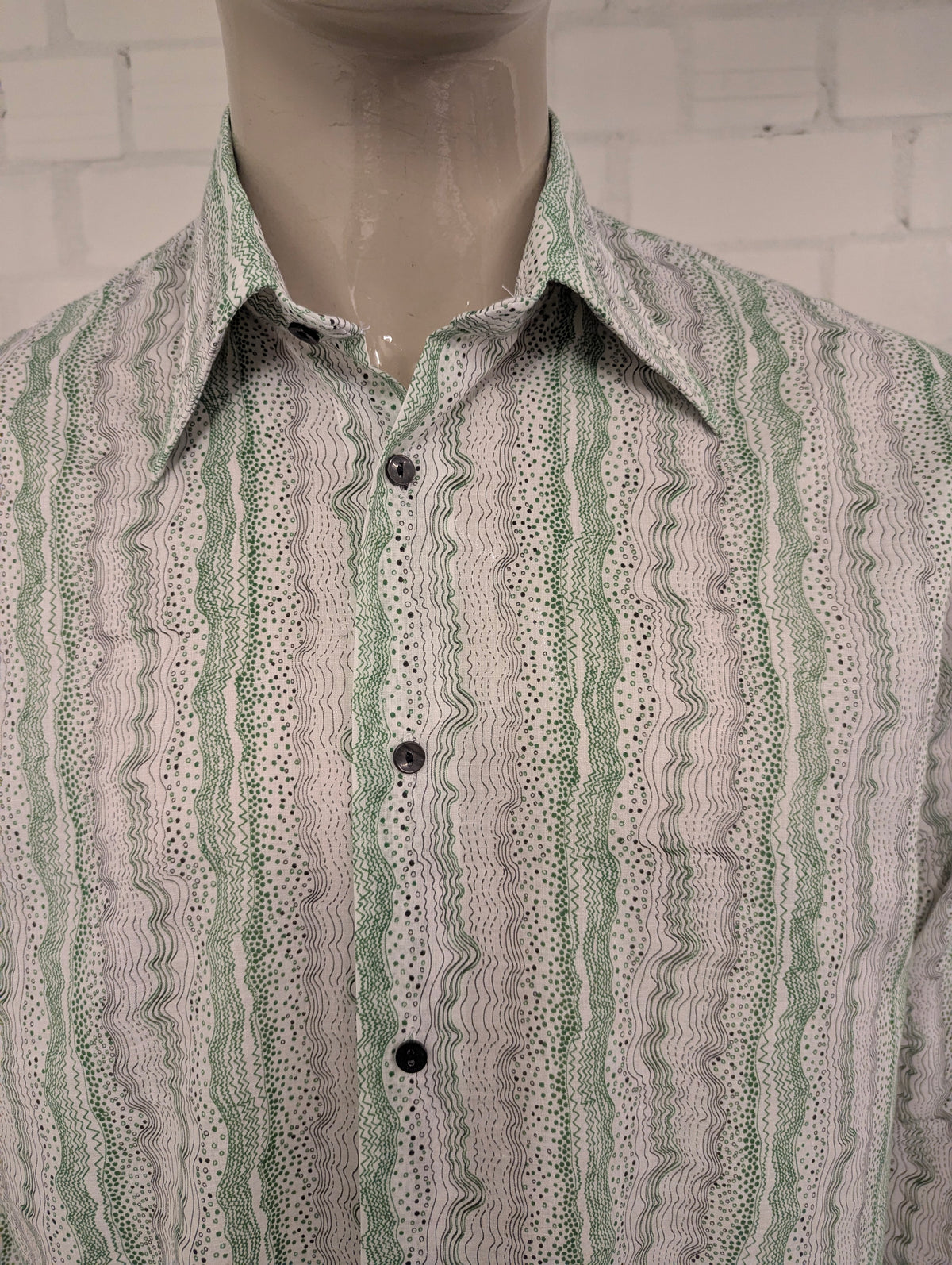 Vintage 70's Welton overhemd met puntkraag en luchtige dunne stof. Groen Wit Zwarte print. Maat L.