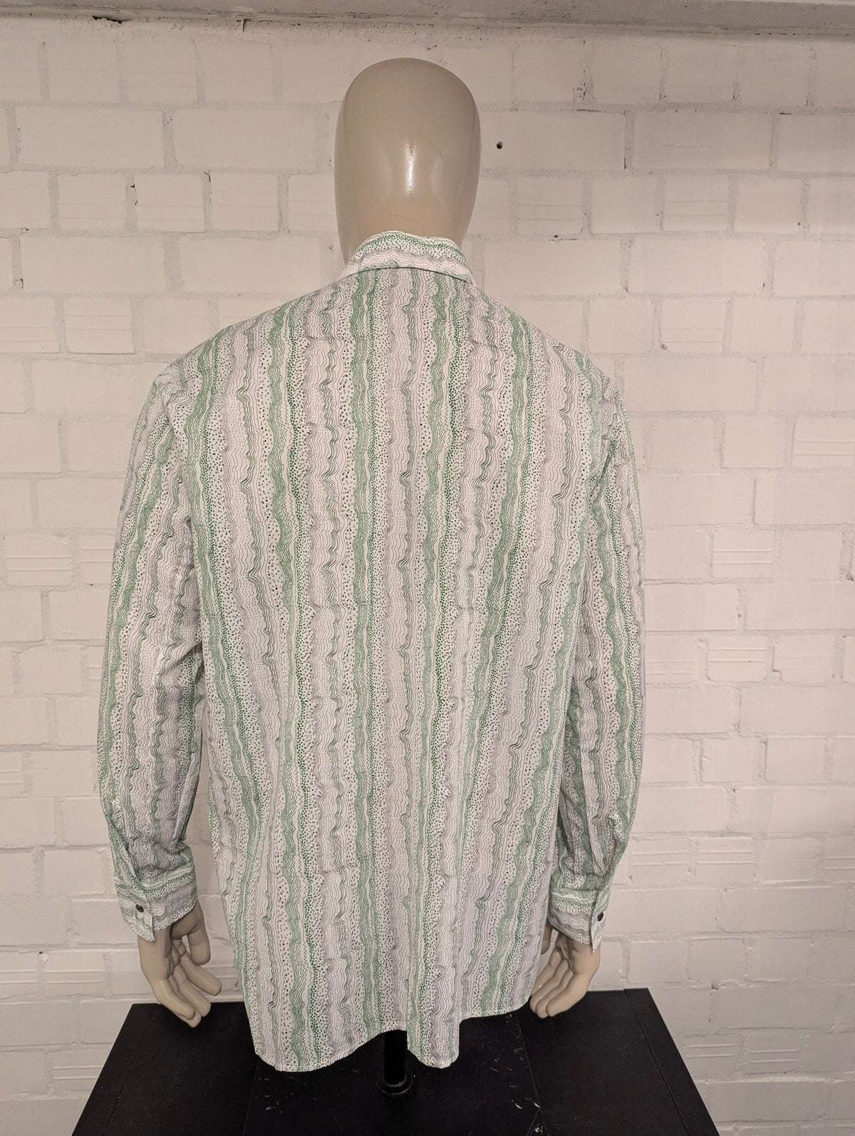 Vintage 70's Welton overhemd met puntkraag en luchtige dunne stof. Groen Wit Zwarte print. Maat L.