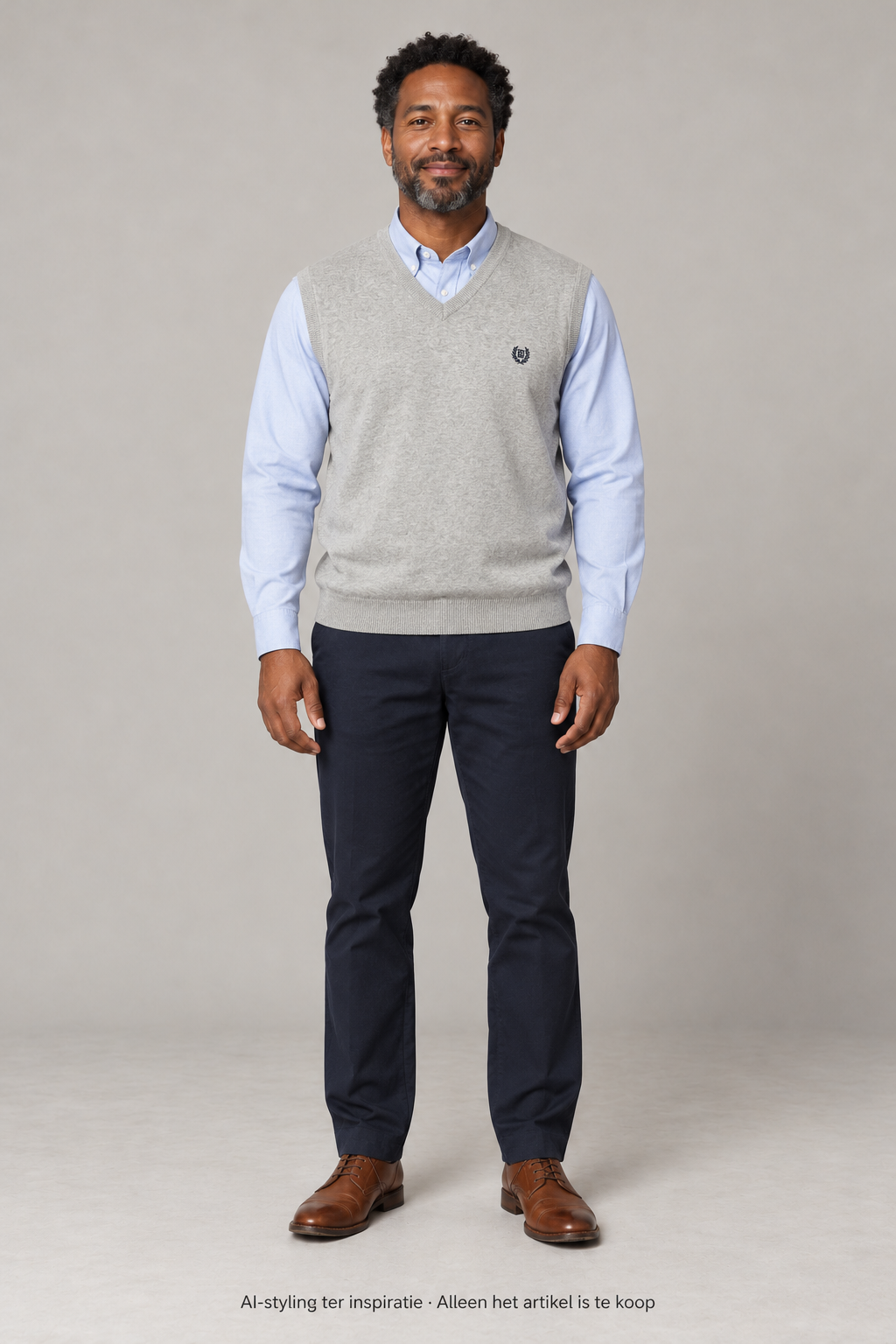 AI-styling ter inspiratie: Chaps Spencer met V-Hals. Licht Grijs gemêleerd. Maat L. Alleen dit artikel is inbegrepen; overige kleding, schoenen en accessoires niet.