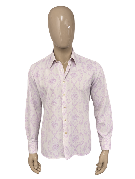 Vintage 70's overhemd met puntkraag. Wit Paarse Bloemen print. Maat L. #838. – voorzijde, vrijstaand.