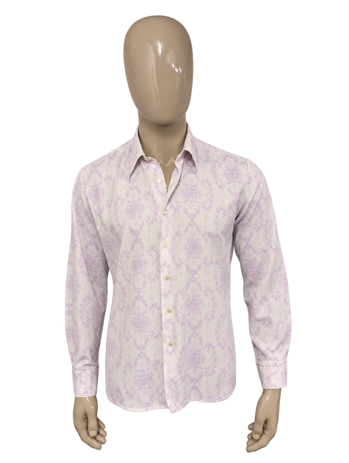 Vintage 70's overhemd met puntkraag. Wit Paarse Bloemen print. Maat L. #838. – voorzijde, vrijstaand.