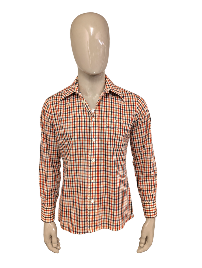 Vintage 70's Cicerone overhemd met puntkraag. Beige Geel Rood Zwart geruit. Maat L. – voorzijde, vrijstaand.