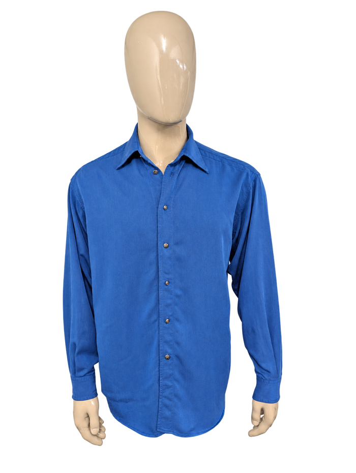 Vintage Versace Jeans Couture overhemd. Blauw gemêleerd met licht glanzend effect en de mooie iconische knopen. Maat L. – voorzijde, vrijstaand.
