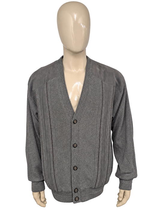 Vintage vest met suede applicaties en mooie knopen. Grijs Bordeaux gekleurd. Licht gevoerd met schoudervullingen. Maat 2XL / XXL. #840. – vrijstaande voorzijde.