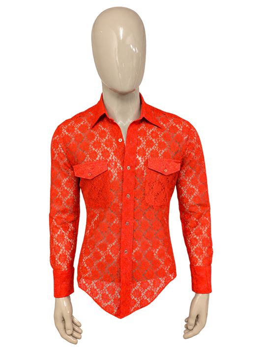 Vintage 70's overhemd met puntkraag. Rood van kant gebloemde motief. Maat M. #845. – vrijstaande voorzijde.