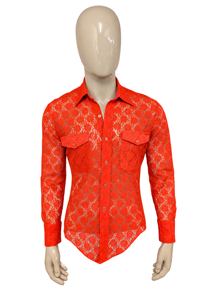 Vintage 70's overhemd met puntkraag. Rood van kant gebloemde motief. Maat M. #845. – vrijstaande voorzijde.