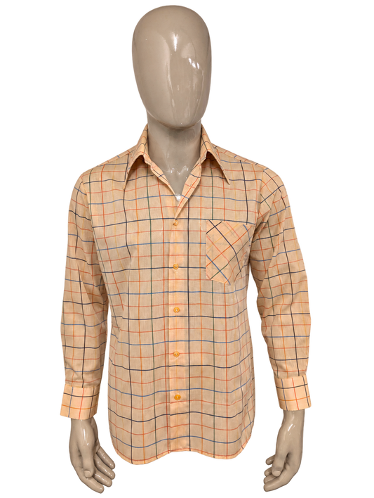 Vintage 70's Toper overhemd met puntkraag. Oranje met gekleurde lijnen geblokt patroon. Maat L. – vrijstaande voorzijde.