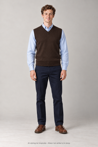 AI-styling ter inspiratie: bruine Fiamma spencer met lichtblauw overhemd en donkerblauwe pantalon. Alleen de spencer is inbegrepen.