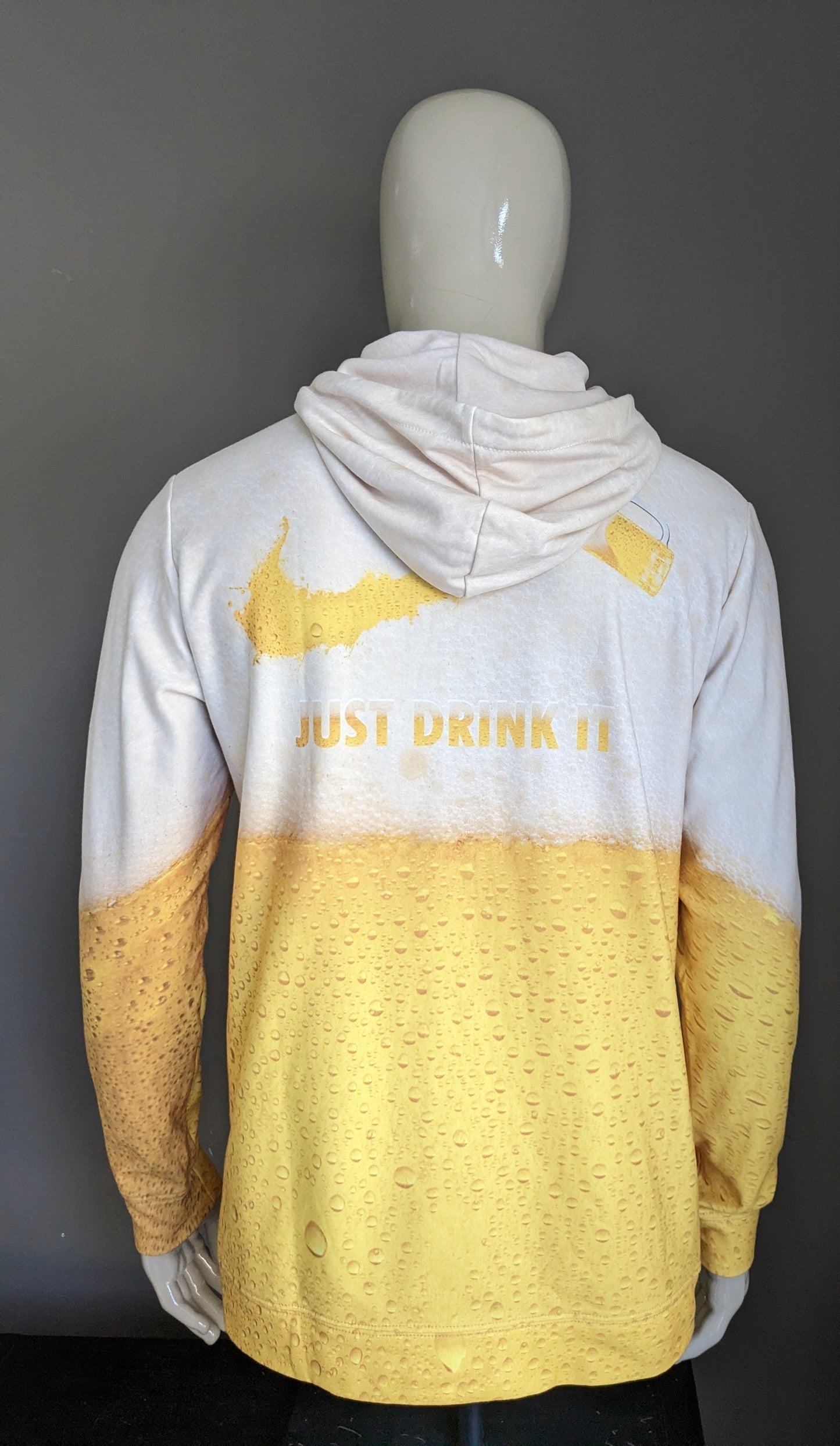 Mr Gugu & Miss Go "Just drink it" hoodie. Geel Wit gekleurd. Maat XL.