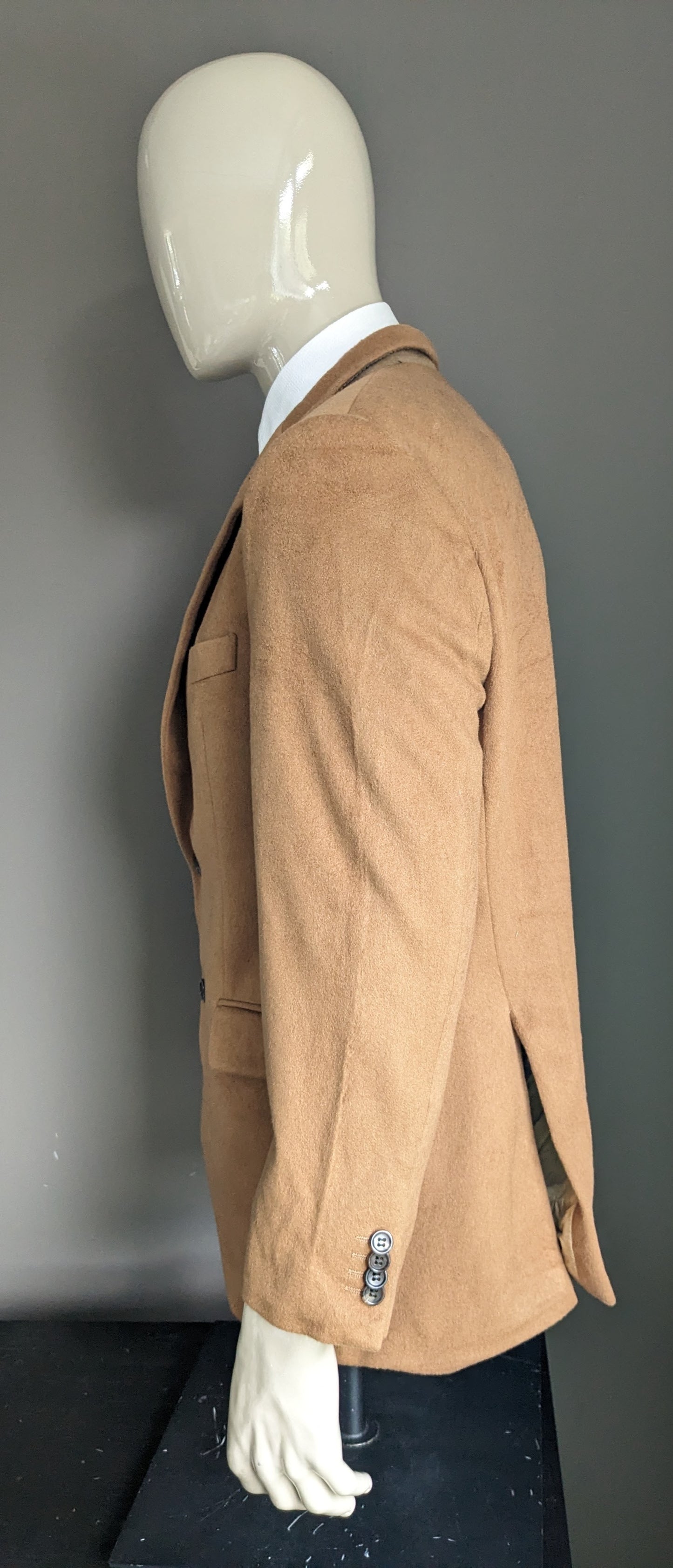 B choice: Cashmere jacket. Tailored for van Lange. Brown colored. Size 26 (52 / L) Damage sleeve.