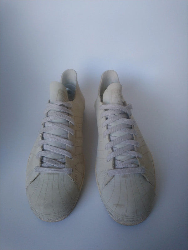Adidas Original -Sneakers. Beige gefärbt. Größe 44.