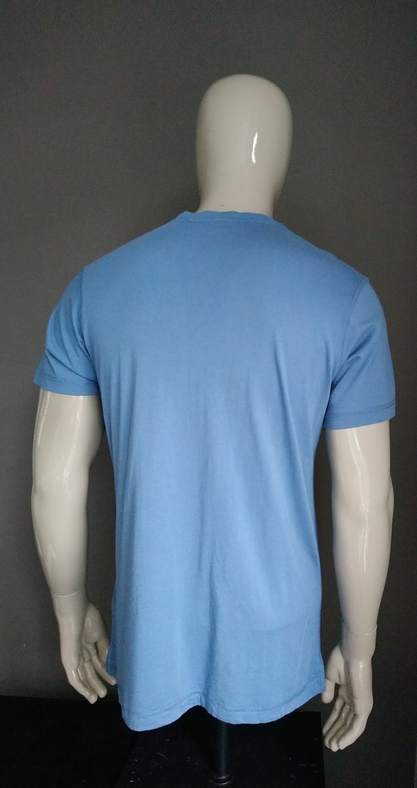 Jockeyhemd mit Knöpfen. Blau gefärbt. Größe L.