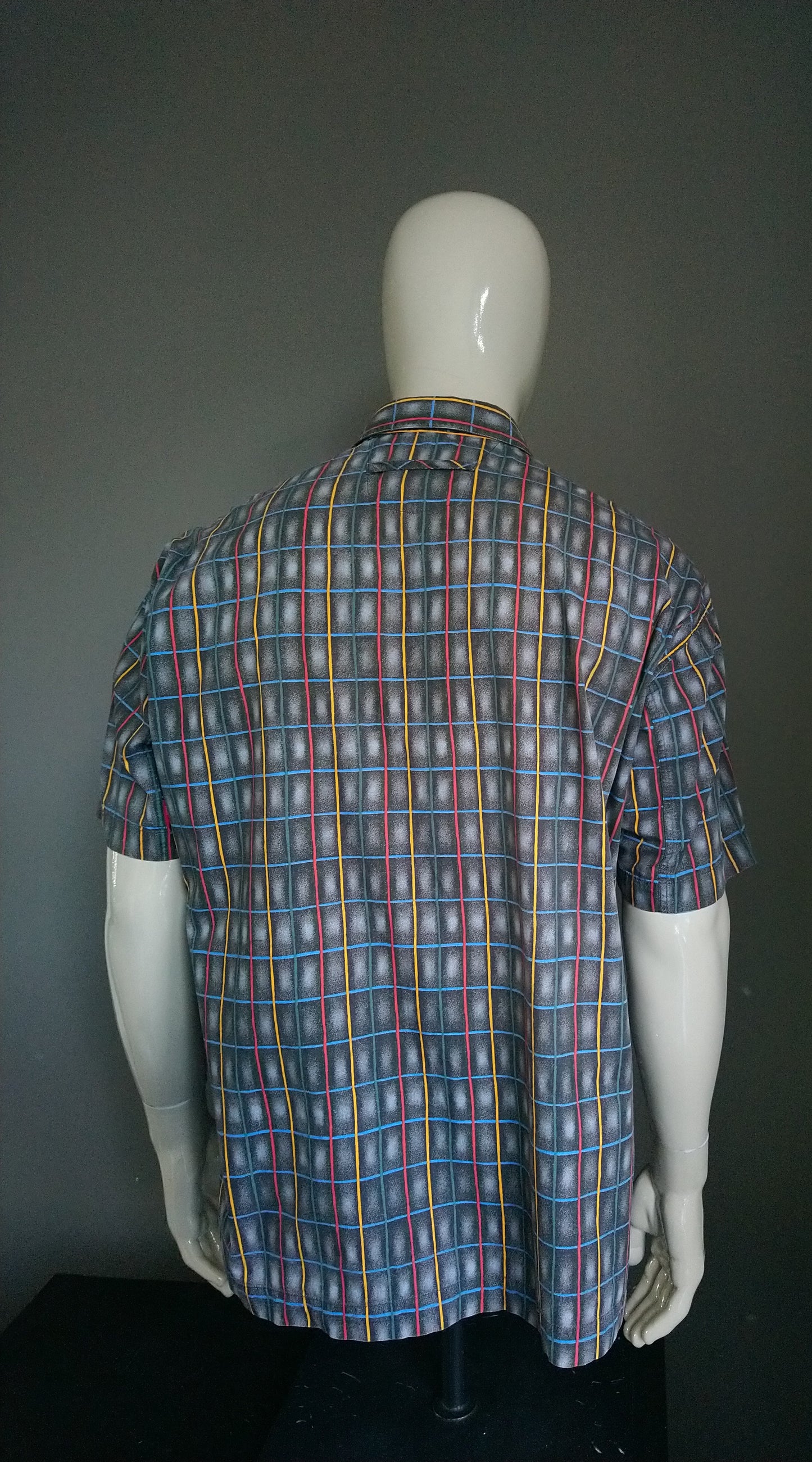Vintage signum shirt short sleeve. Larger buttons. Gray red green yellow checkered. Size XXL / 2XL.