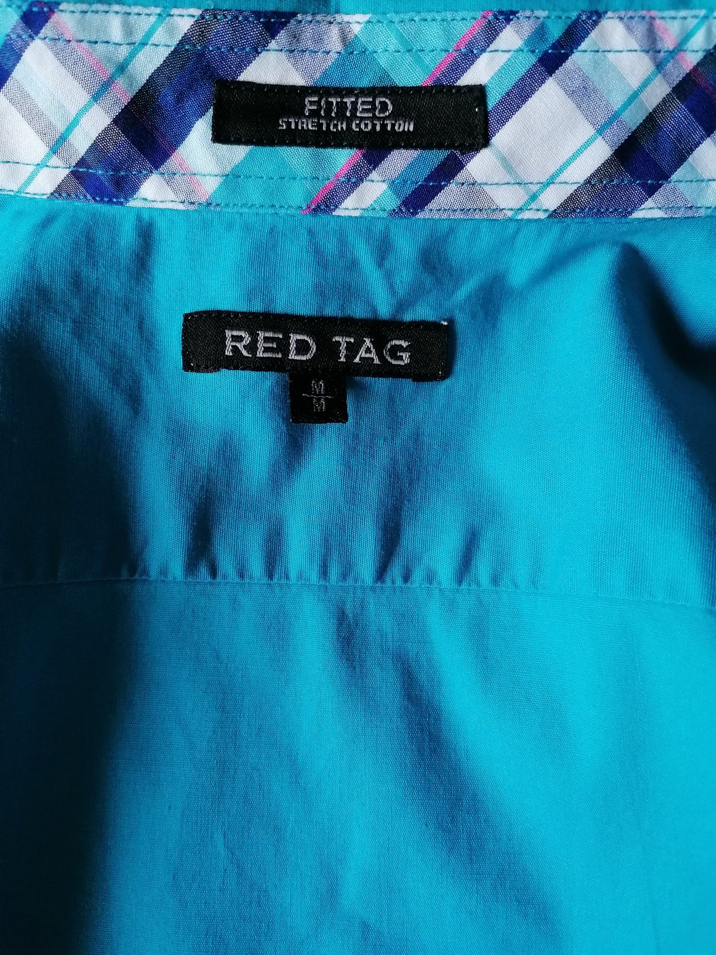 Camisa de etiqueta roja. Azul de color. Tamaño M. Estiramiento ajustado