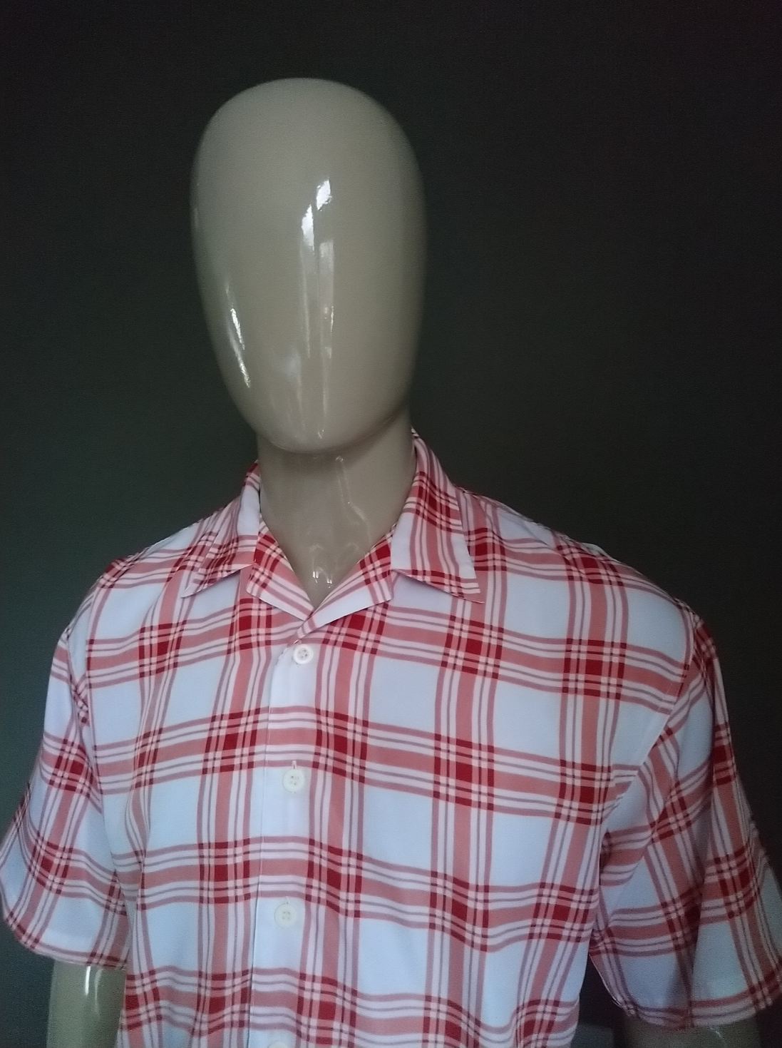 Supercool shirt with short sleeves. Red pink white checkered motif. Size L.