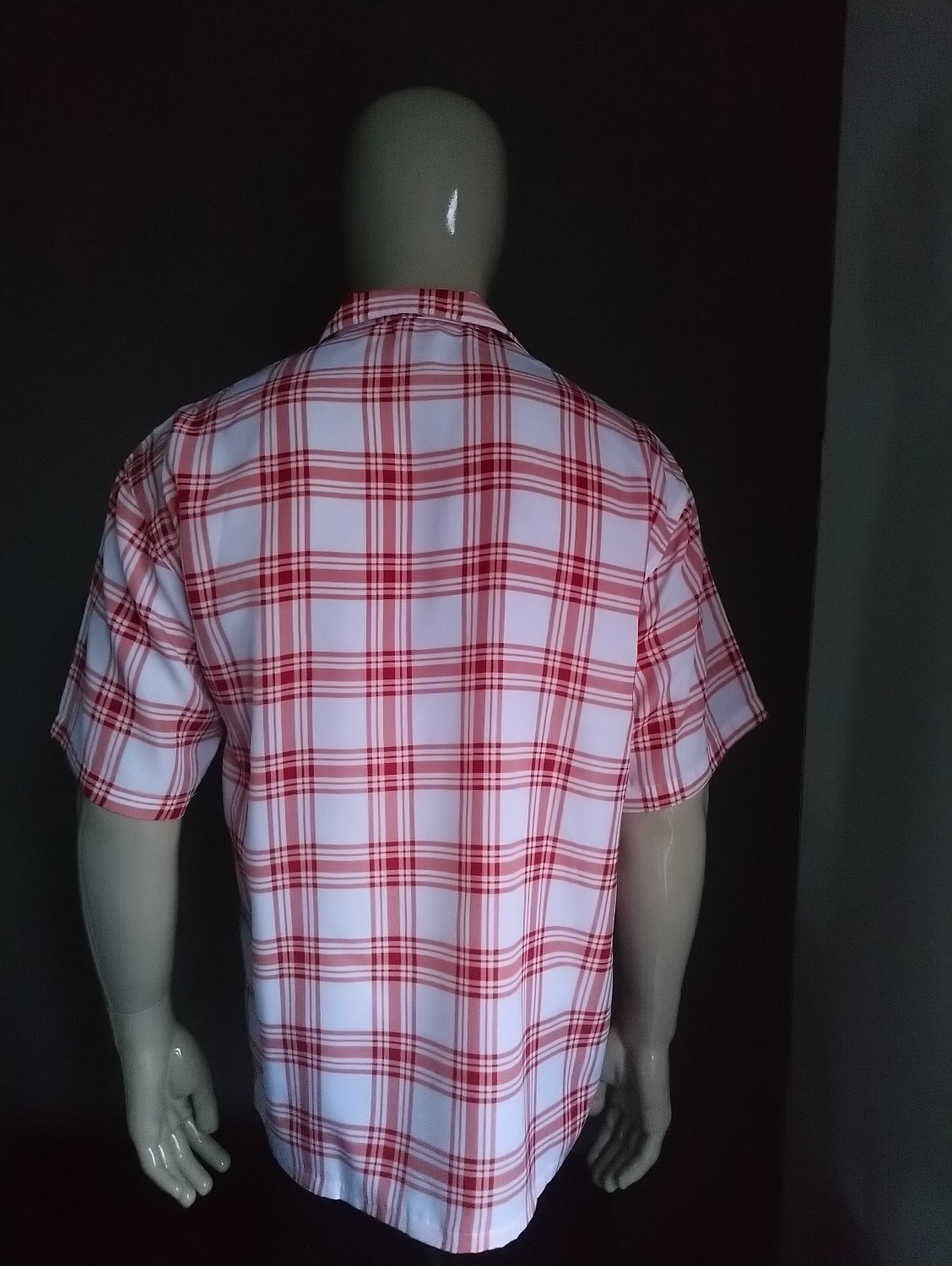 Supercool-Hemd mit kurzen Ärmeln. Rotes rosa weißes kariertes Motiv. Größe L.
