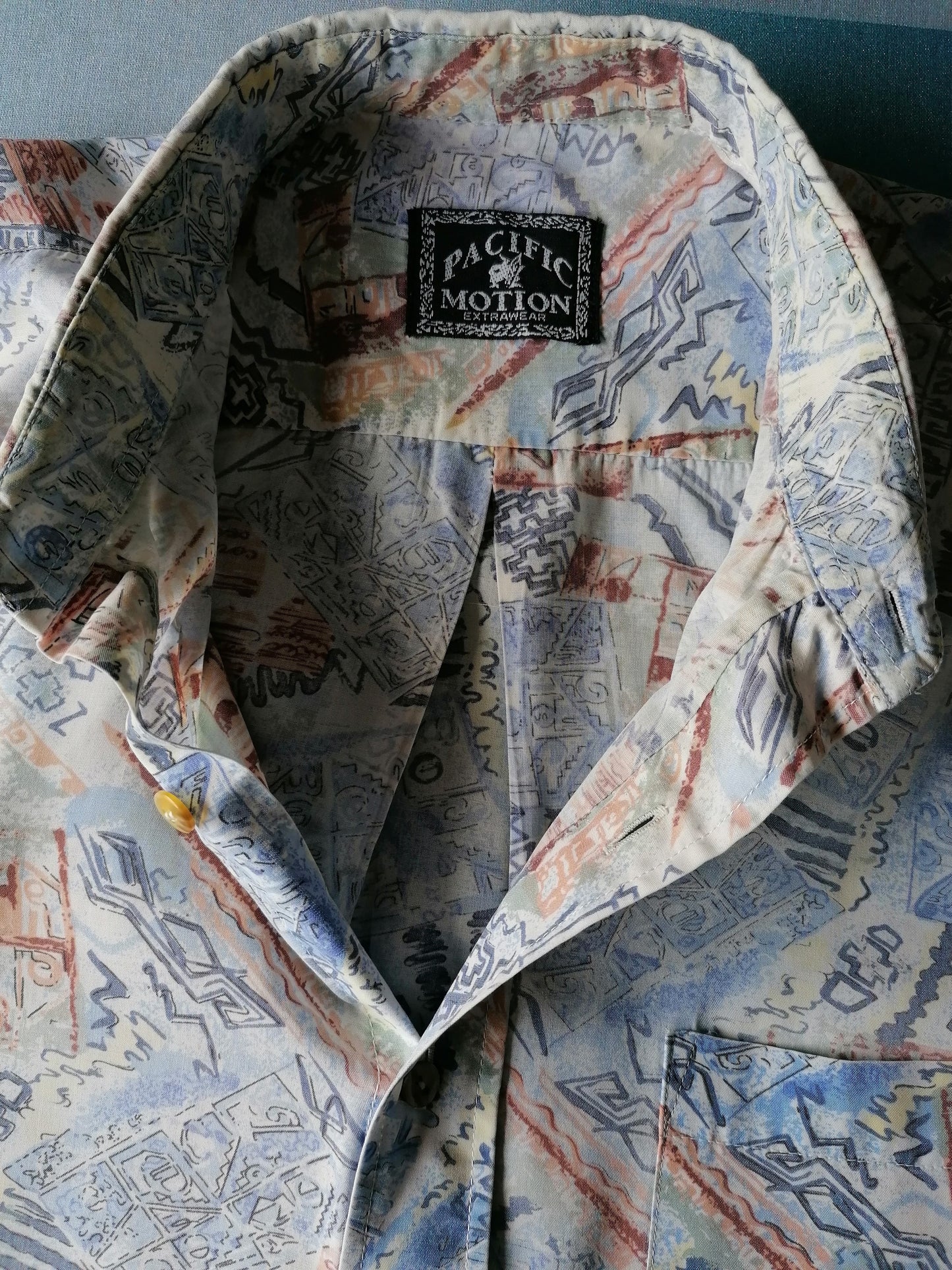 Camisa de manga corta vintage. Impresión azul marrón amarillo 90. Tamaño XL