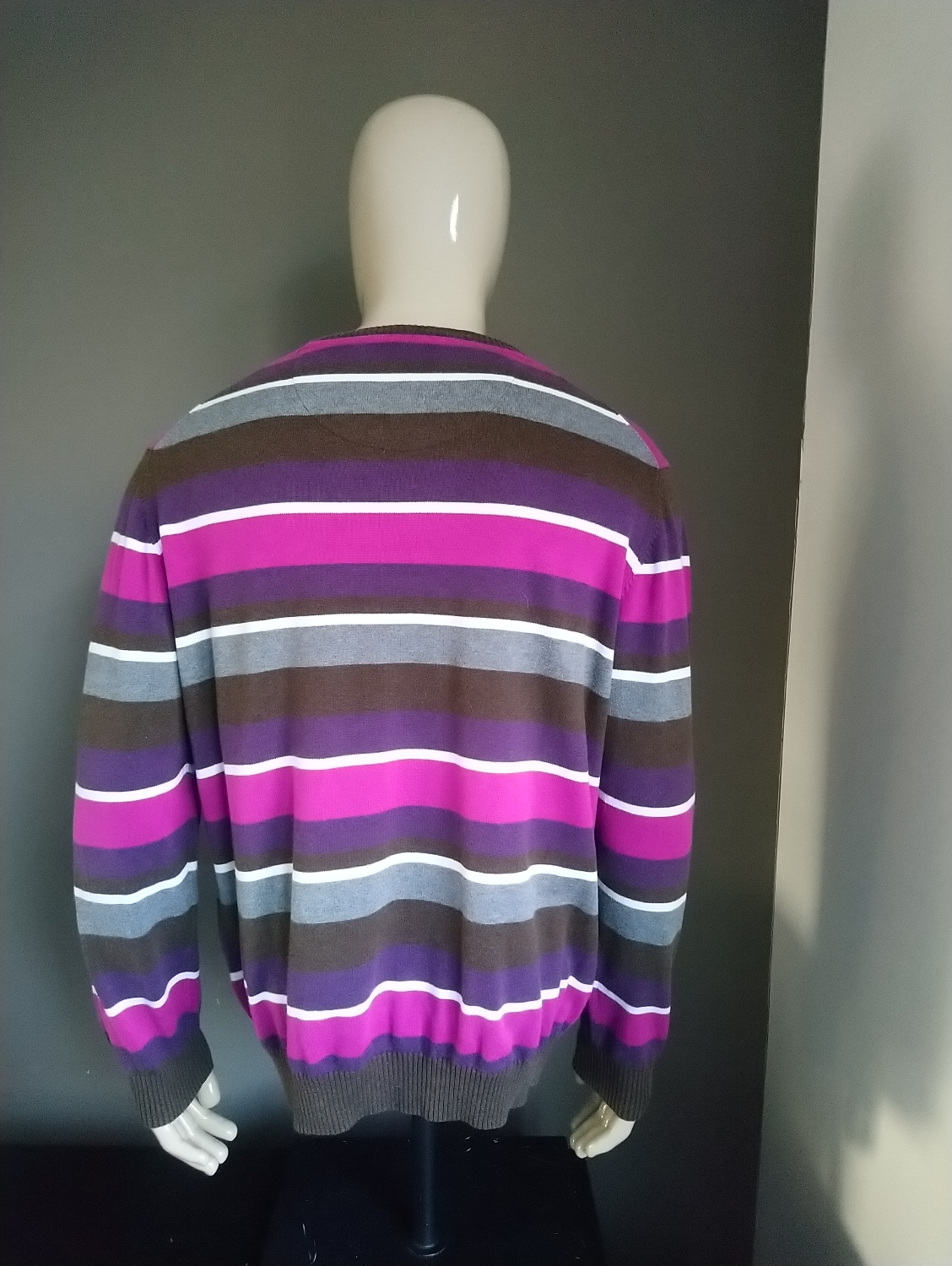 State of art sweater with V-neck. Purple brown white. Size 2XL