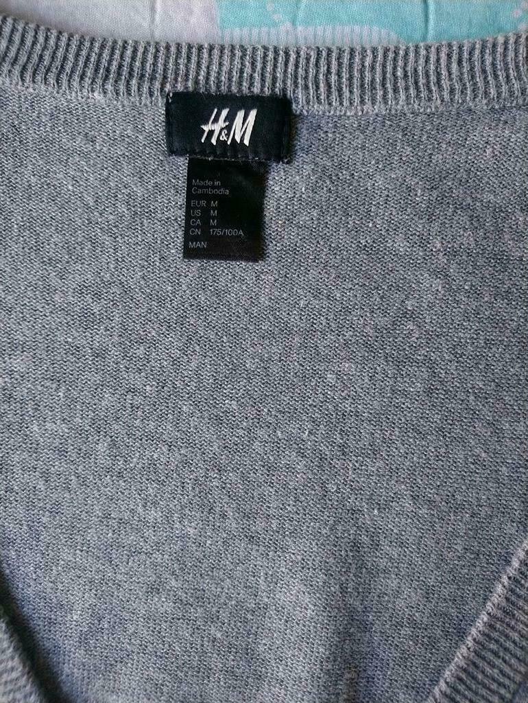 H&M vest met knopen. Grijs gekleurd. Maat M
